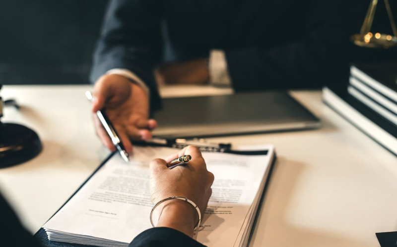 Đọc kỹ hợp đồng sẽ giúp bạn hạn chế những rủi ro không đáng có trong quá trình kinh doanh.