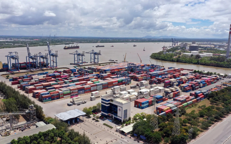 Có bãi container và bãi đỗ xe tải