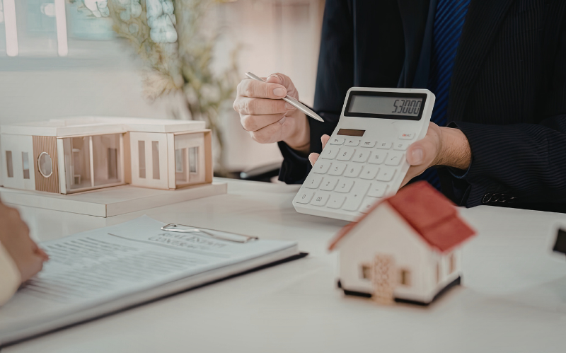 Cần làm rõ phí quản lý và chi phí phát sinh trước khi ký hợp đồng