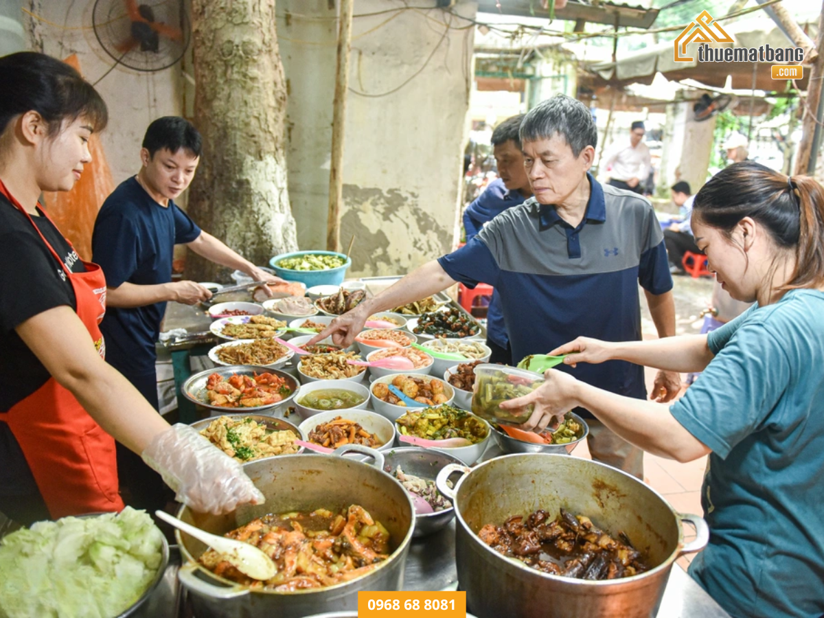 Do tính chất công việc bận rộn, người dân có xu hướng ăn ngoài vì vừa nhanh, vừa gọn